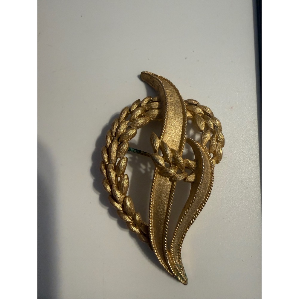 Trifari Gold Tone Textured Leaf Ribbon Wreath Brooch Pin Signed Vintage
